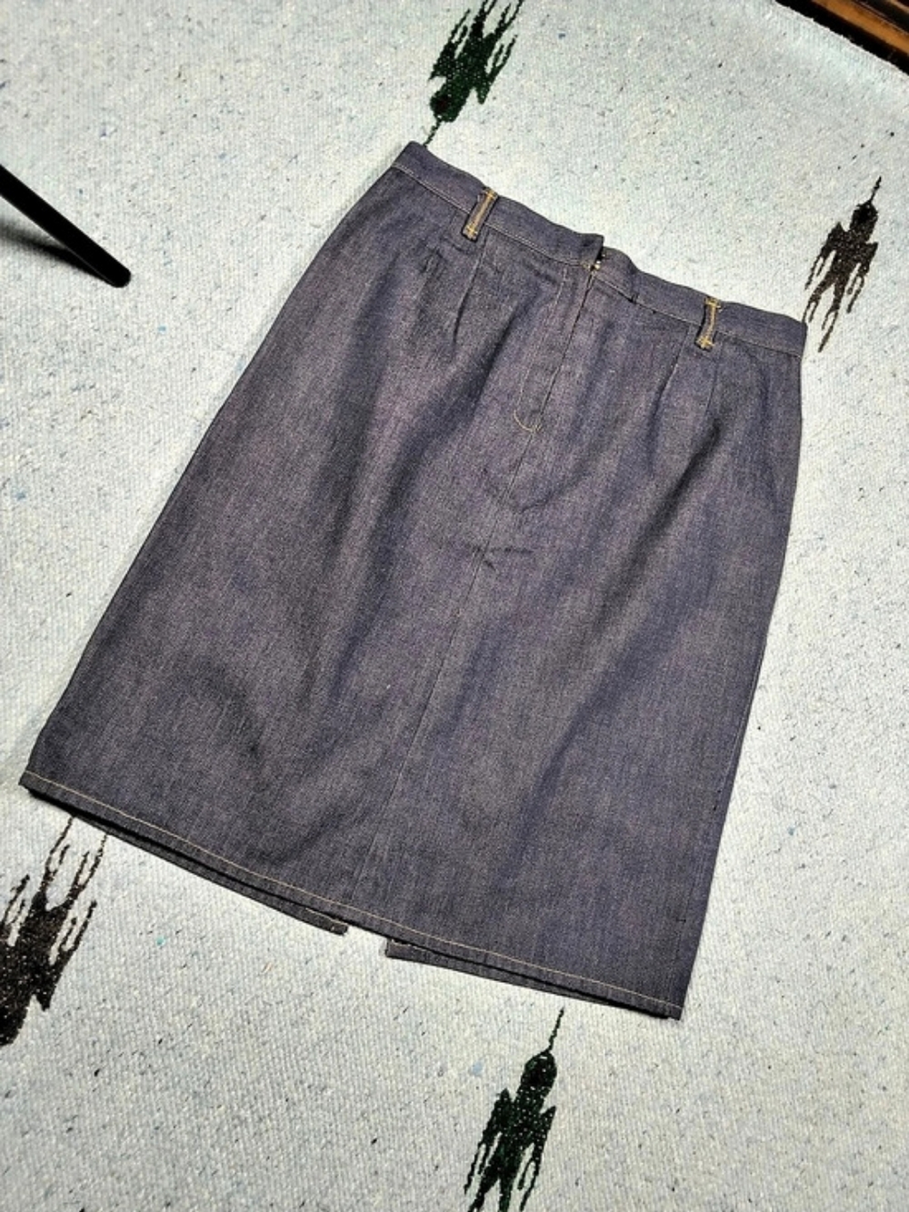 2000s Women's Size 14 Unstructured Denim Knee Length Raw Denim Belt Loops Skirt